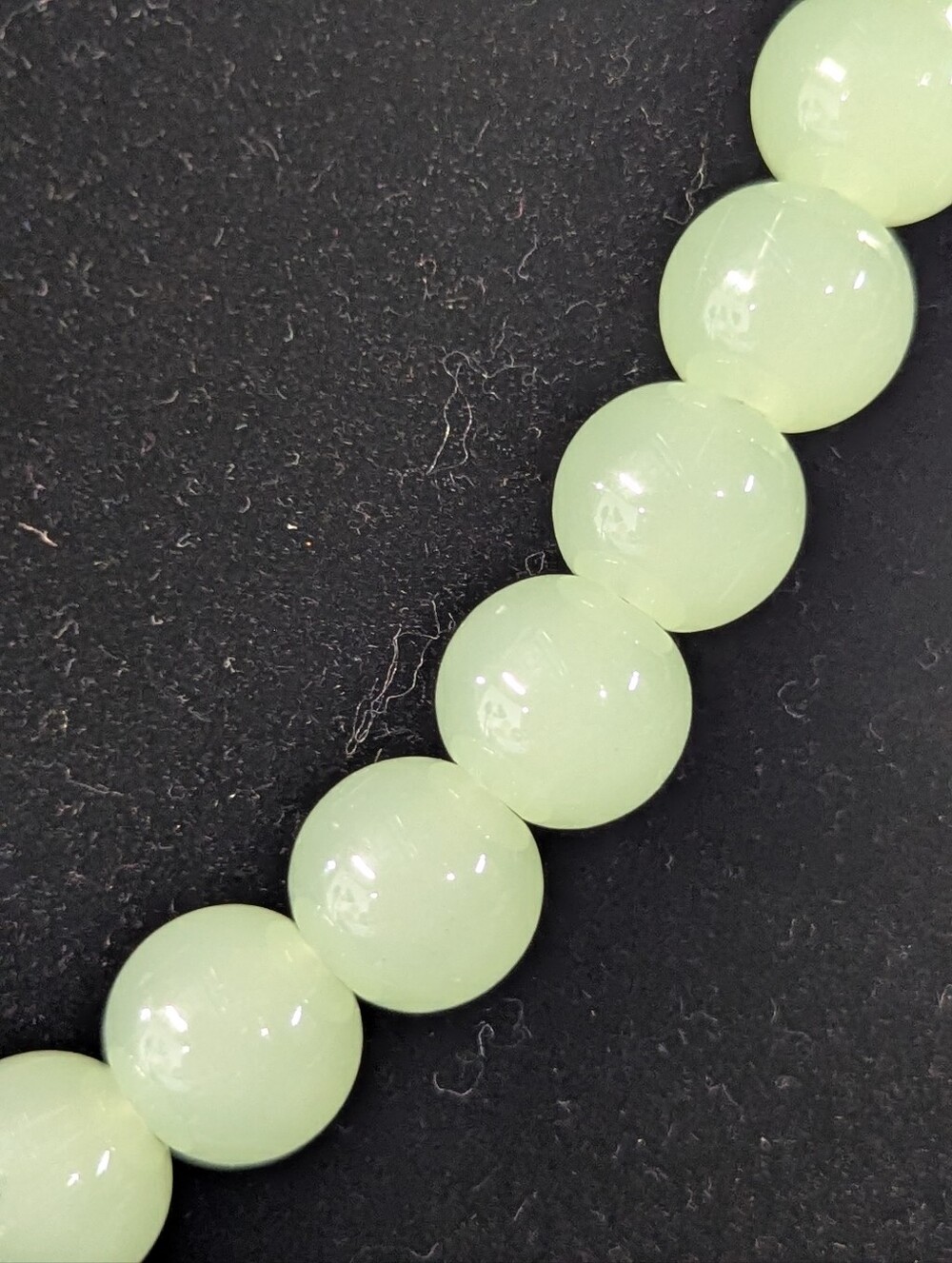 Light Green Jade Beaded Necklace - 10mm Beads, 18 Inches Long- New - Picture 3 of 4
